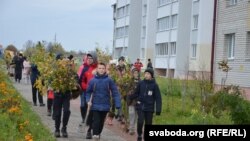 Маладое пакаленьне пасёлку Вейна, якому «радавацца» высаджаным талакою дрэвам