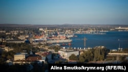 Керченский морской торговый порт, вид с вершины горы Митридат, архивное фото