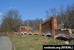 Фрагмэнт аўтэнтычнай агароджы сьмілавіцкага палаца