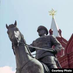 Помнік маршалу Жукаву на ўезьдзе на Красную плошчу