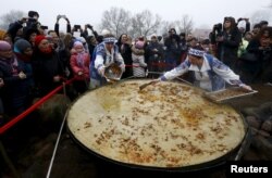 Смажаньне самага вялікага ў сьвеце драніка, які трапіў у кнігу рэкордаў Гінэса, вёска Сула, Беларусь