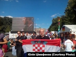 Бэрлін. Фінал чэмпіянату сьвету па футболе. Альгерд Бахарэвіч заўзее за Харватыю на фан-зоне каля Брандэнбургер Тор. Фота Юлія Цімафеева.