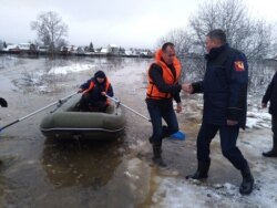 Глава Вологодского района Сергей Жестянников (в жилете) и губернатор области Олег Кушинников