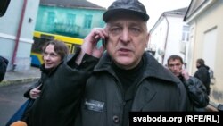 Мікалай Аўтуховіч, за ім — Вадзім Цярлецкі, таксама гаворыць па тэлефоне