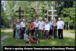 На талацэ ў Курапатах. Алесь Чахольскі зьлева.