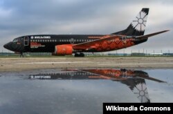 Boeing 737-300 „Белавія“ з рэклямаю кампутарнай гульні World of Tanks