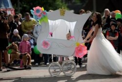 Ілюстрацыйнае фота. Парад дзіцячых калысак у Міжнародны дзень абароны дзяцей у Магілёве, 2017 год