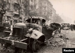 Будапэшт. Спаленая савецкая ваенная тэхніка падчас Вугорскай рэвалюцыі і супраціву спробе Савецкага Саюзу задушыць паўстаньне. Фота зроблена ў пэрыяд з 23 кастрычніка па 4 лістапада 1956