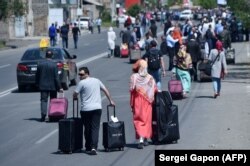 Дабрацца з аэрапорту да гораду сёньня можна было толькі пешкі