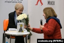 Сьвятлана Алексіевіч дорыць кветкі Малгажаце Шэйнэрт