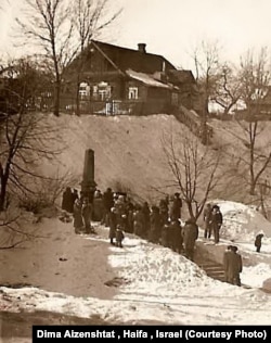 Неафіцыйны мітынг ля помніка на Яме, 2 сакавіка, канец 1970-х