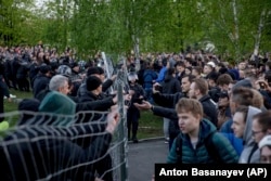 Акция против строительства православного храма в городском сквере. Екатеринбург, 14 мая 2019 года