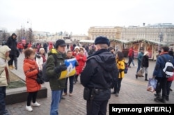 Константин Котов в марте этого года на пикете в Москве с плакатом "Крым - это Украина"