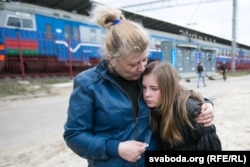 Архіўнае фота. Уцекачы з Луганску ў Беларусі. Ала Выскваркіна з дачкой Вольгай