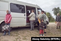 Очередь к автолавке в деревне Петрово