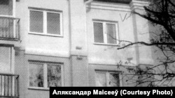 Фіранкі на акне Аляксандра Маісеева.Чорна-белае фота з матэрыялаў справы