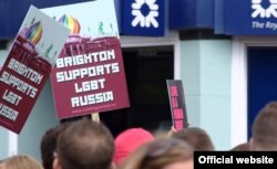 Участники Brighton Pride с плакатами в поддержку российского ЛГБТ-сообщества