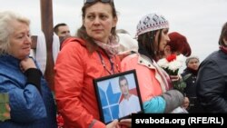 Тацяна Малашчанка з партрэтам Алеся Чаркашына на адкрыцьці ягонага помніку