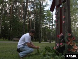 Крыж памяці ахвяраў рэпрэсій у парку Чалюскінцаў