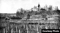 Аляксандра-Неўская царква праз калючую агароджу нэўтральнай паласы (фота з брашуры «Крэва. Год пазыцыйнай вайны. Верасень 1915 — верасень 1916»)