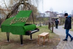 Інструмэнт пачынае гучаць сам, калі да яго набліжаесься