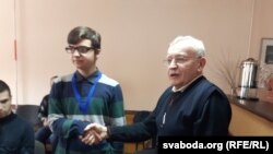 Міхась Булавацкі ўзнагароджвае пераможцаў беларускага інтэлектуальнага спаборніцтва