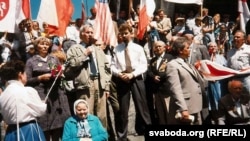 Мітынг у Менску 3 ліпеня 1994 года. Выступае Васіль Быкаў