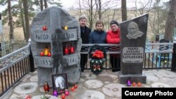 Міхась Скобла, Глеб Лабадзенка, Уладзімер Някляеў каля магілы Рыгора і Акуліны Барадуліных