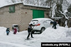 Дзеці гуляюцца побач з новым аўтамабілем, купленым для маці Сулеймана. «Мама зьбірала грошы, каб абнавіць машыну, і я вырашыў дадаць і прыгнаць з Расеі новую»