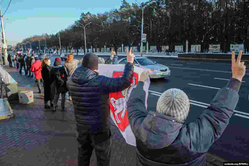 Ланцуг салідарнсьці насупраць парку Чалюскінцаў.