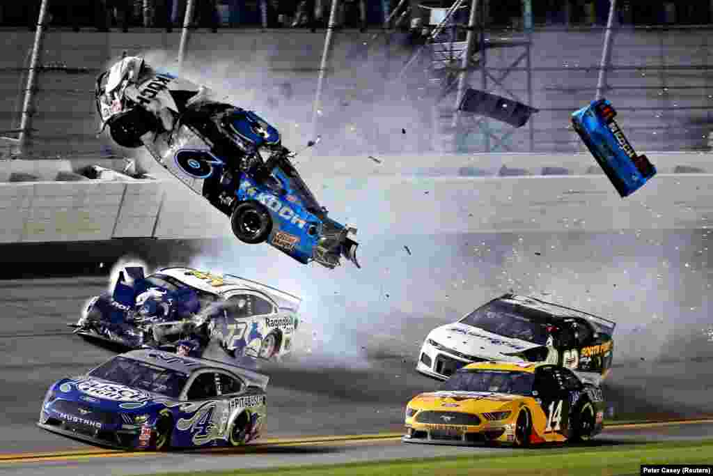 Сутыкненьне падчас аўтагонак Daytona 500 у Флорыдзе, ЗША, 17 лютага. Ніхто не пацярпеў.