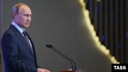 Владимирн Путин зимни суханронӣ дар назди вакилони маҷлиси Қрим.