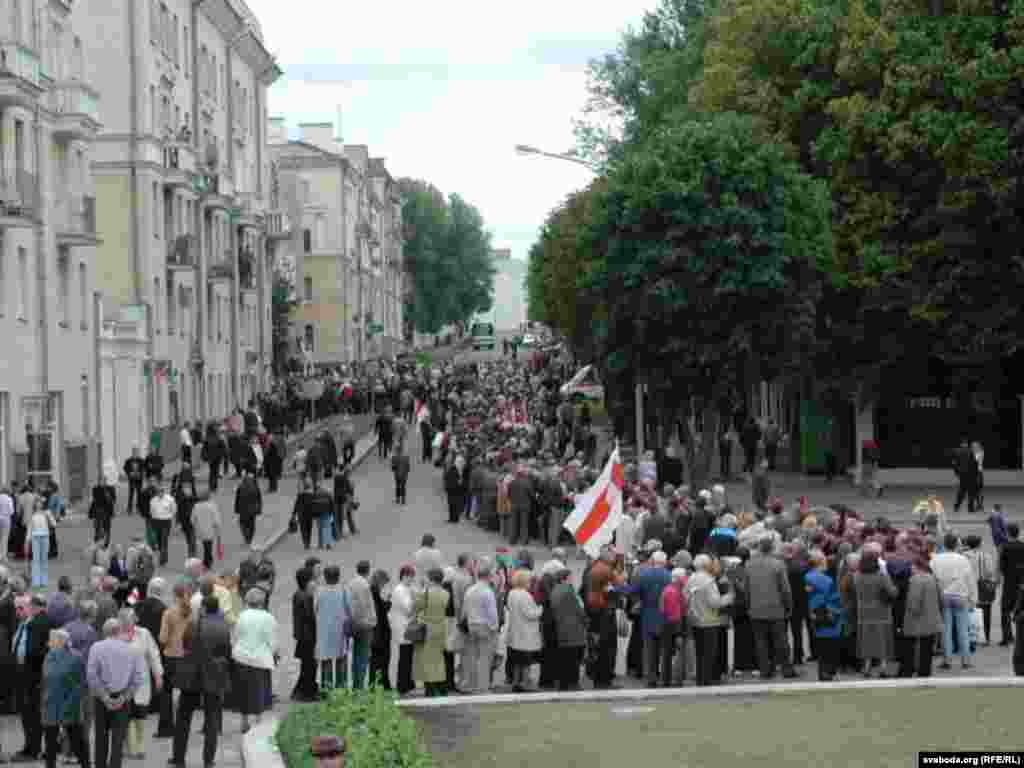 Разьвітаньне з Васілём Быкавым. Людзі перад Домам літаратара, дзе адбылася паніхіда