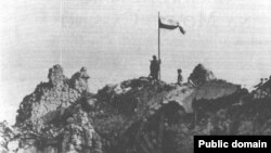 Польский флаг на Монте-Кассино (http://www.a-pesni.golosa.info/ww2-polsk/montecassino.htm)