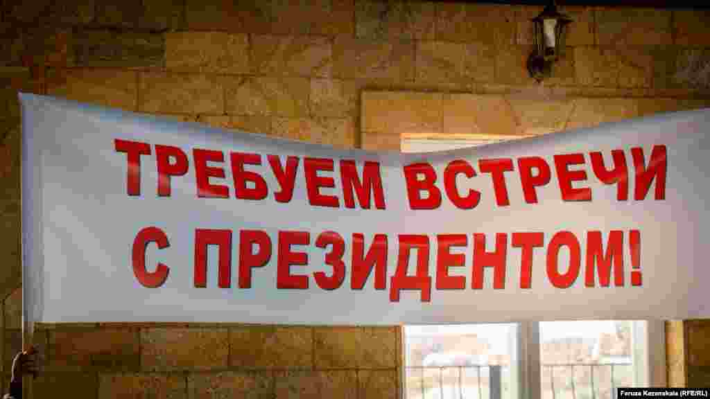 Лозунги на их плакатах гласили: &laquo;Президент! Защити от сноса наши дома и мечеть&raquo;, &laquo;Президент! Останови произвол крымских властей&raquo;, &laquo;Требуем встречи с президентом&raquo;