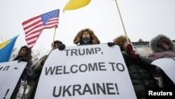 Украина. Демонстранты у посольства США в Киеве приглашают президента Трампа посетить Украину. 20.01.2017. Киев.