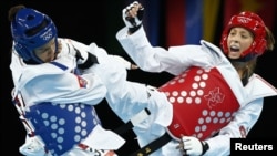 London Olimpiya Oyunlarında britaniyalı Jade Jones (sağda) serbiyalı Dragana Gladovic-ə qarşı döyüşür - 9 avqust 2012.