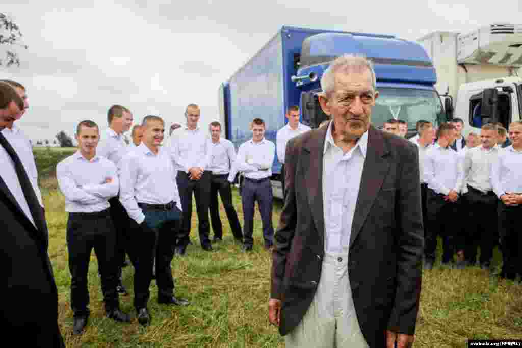 Уладзімеру 80 гадоў. Ён найстарэйшы ўдзельнік хросту. Раней наведваў праваслаўную царкву.