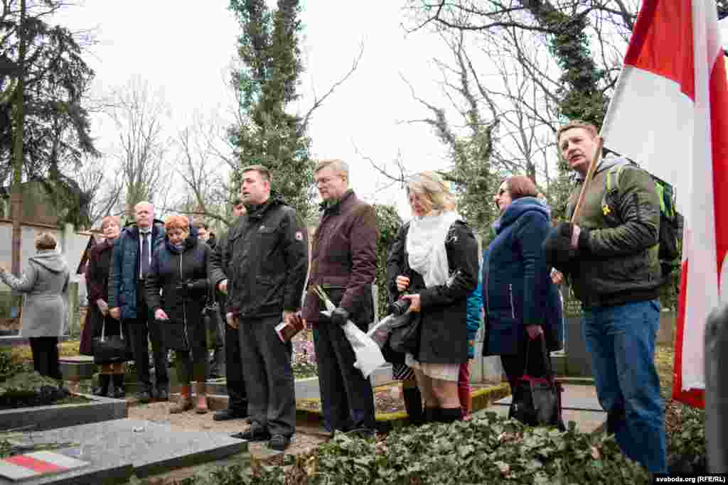 Беларусы Чэхіі ўшанавалі памяць дзеячоў БНР на Альшанскіх могілках Прагі. Так, каля 50 чалавек адведалі магілы былых прэзыдэнтаў БНР&nbsp;Пятра Крачэўскага і Васіля Захаркі, дзе ўсклалі кветкі і прачыталі памінальную малітву.