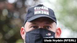 Палітвязень Сяргей Ціханоўскі з сымболікай ютуб-канала «Страна для жизни». 2020 