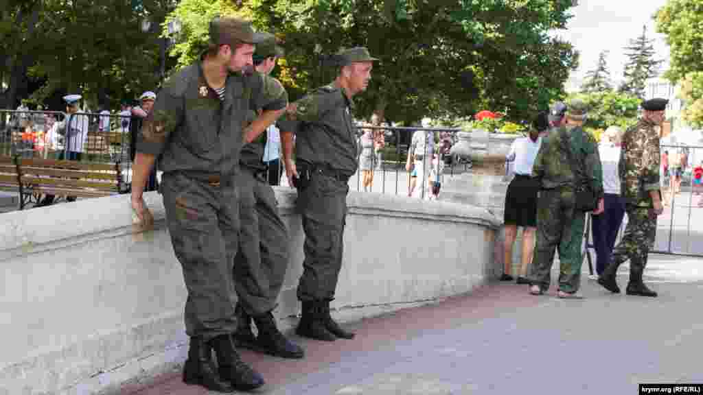 На территории проведения репетиции много казаков и представителей севастопольской &laquo;самообороны&raquo;.