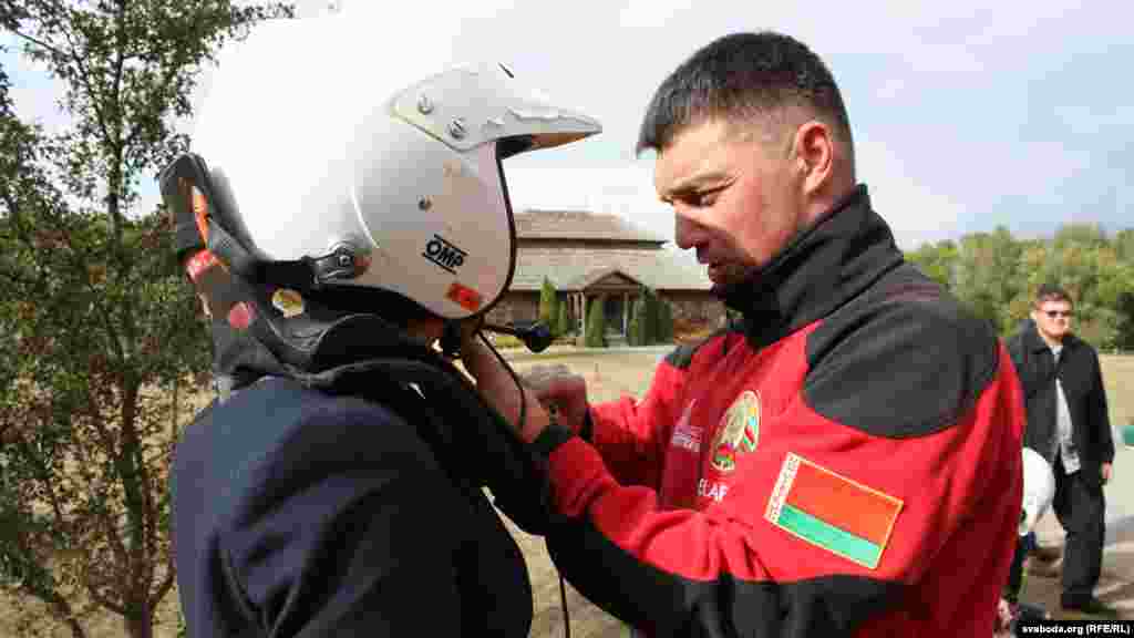 Журналістам, якія жадалі пракаціцца, надзявалі шлемы