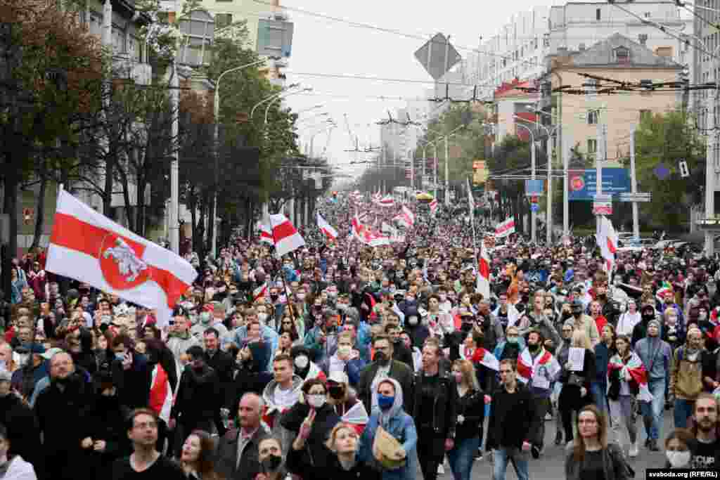 Марш на ўсю шырыню вуліцы Сурганава