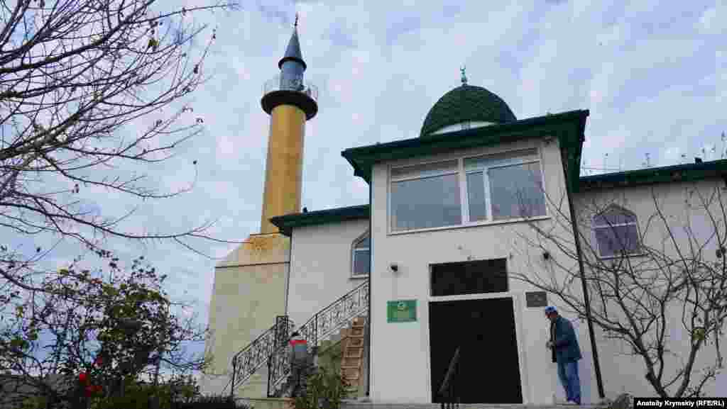 На крыше под минаретом городской мечети Ор-Джами &ndash; следы ржавых маслянистых подтеков