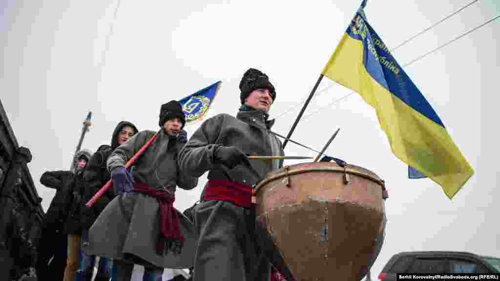 Во главе каждой колонны шли барабанщики, задавая темп