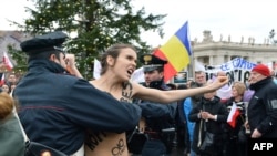 Ватыкан. Украінскі рух FEMEN правёў акцыю на пл. Сьвятога Пятра у падтрымку правоў геяў