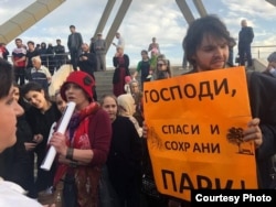 Митинг против строительства православного храма в парковой зоне в Махачкале