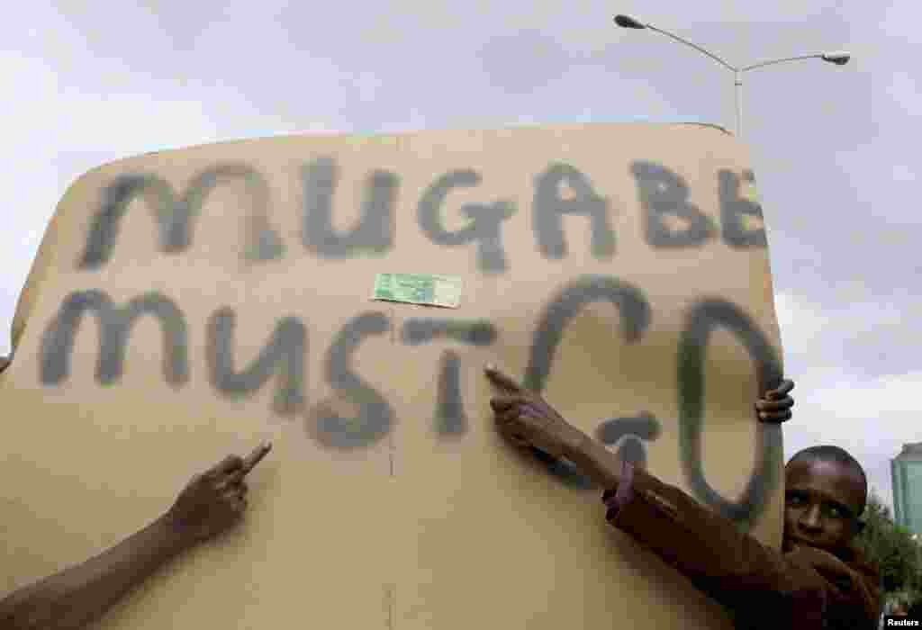 Zimbabwe - Protesters calling for Zimbabwean President Robert Mugabe to step down, 18Nov2017