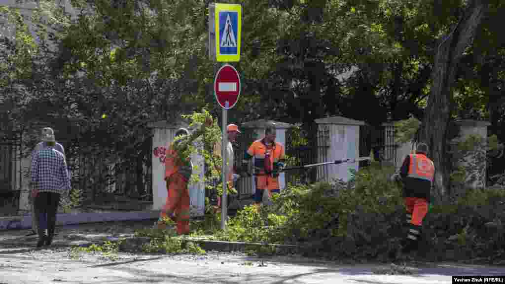 Когда дождь стих и выглянуло солнце, работники коммунальных служб города приступили к расчистке завалов