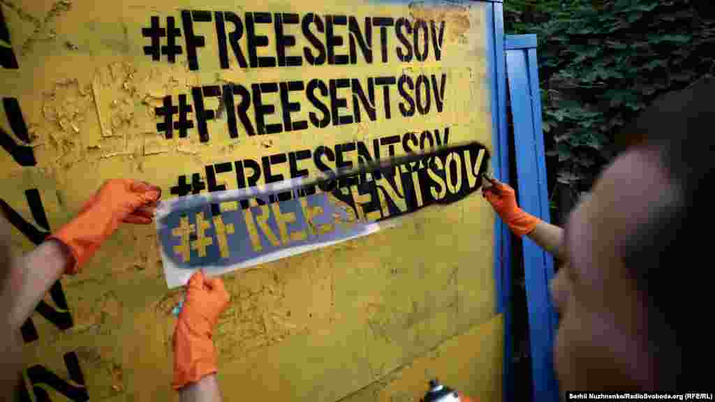 Активисты раскрасили забор в синий и желтый цвета, написав на нем &laquo;FreeSentsov&raquo;